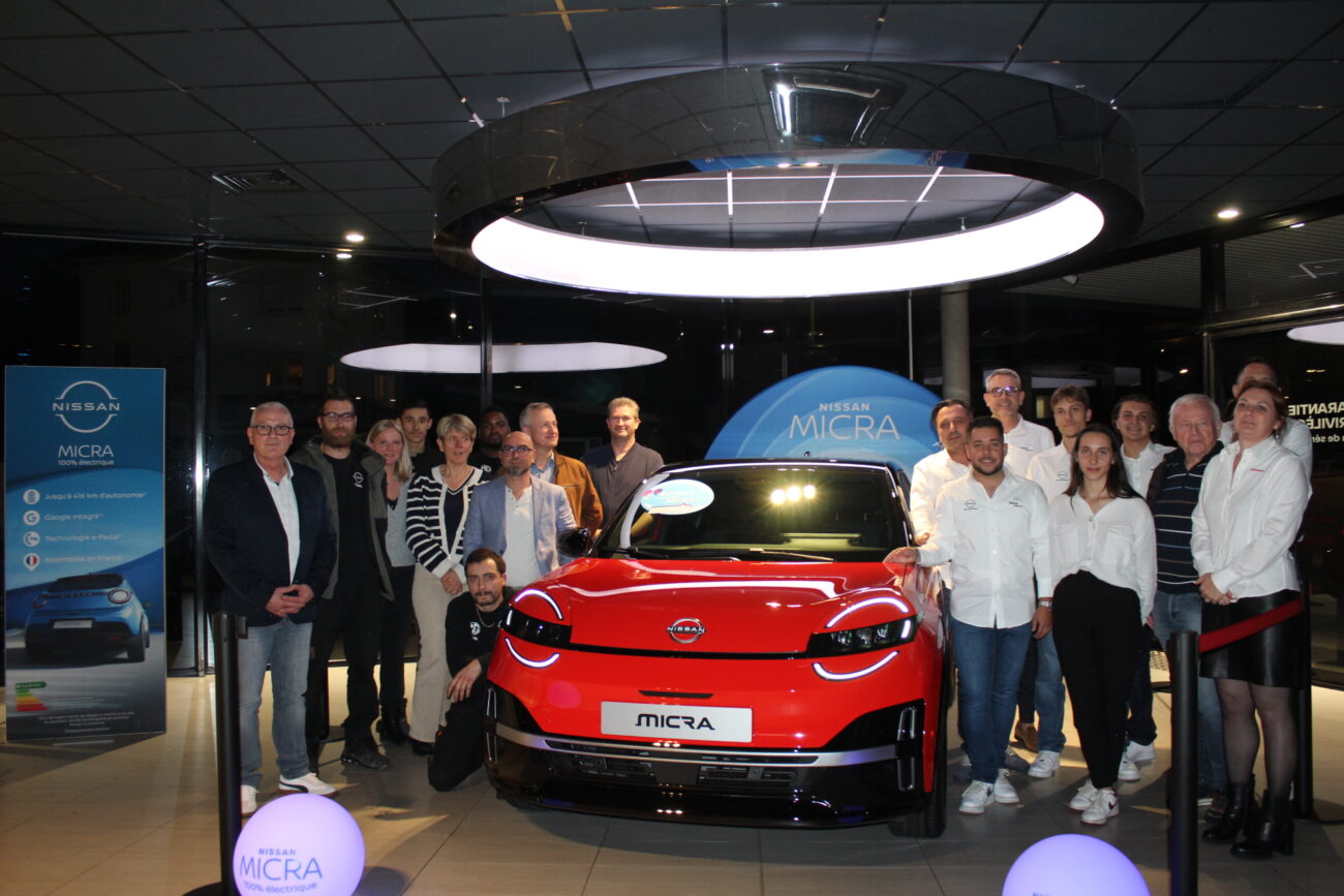 photo équipe Nissan Epinal devant la Nouvelle Nissan Micra